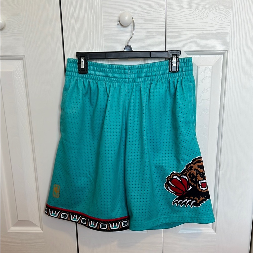 Men’s Medium Vancouver Grizzlies Hardwood Classics Mitchell & Ness Shorts